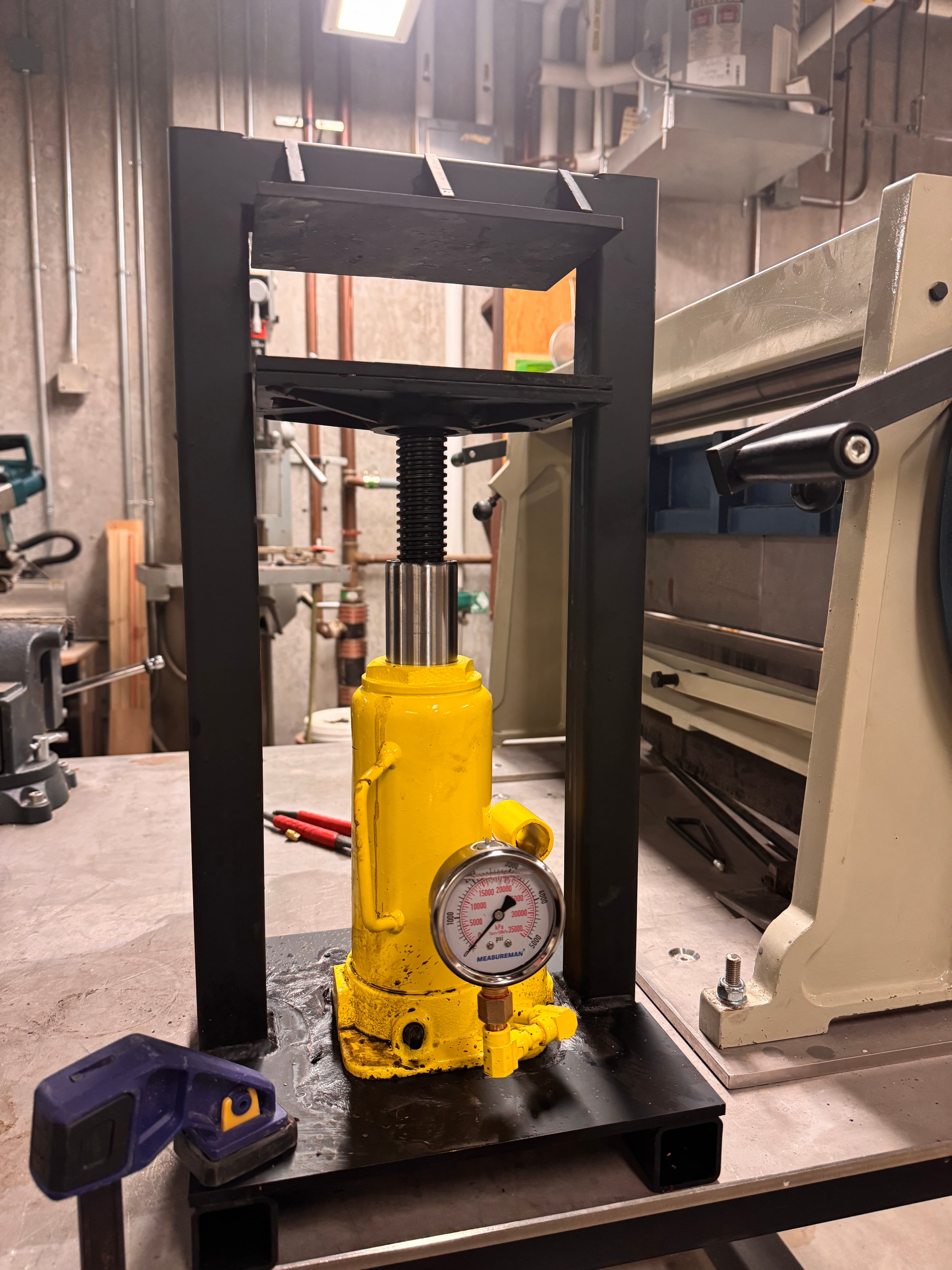 Modified hydraulic bottle jack with pressure gauge